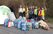 Ramassage de déchets en groupe 