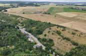 vue aérienne de la réserve des Coteaux de Wespin avec vignoble, chateau-ferme et zone agricole en arrière-plan