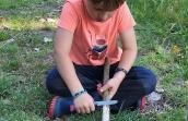 enfant sculptant un baton