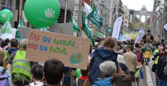 Manifesation et panneau "Pas de nature, pas de futur"
