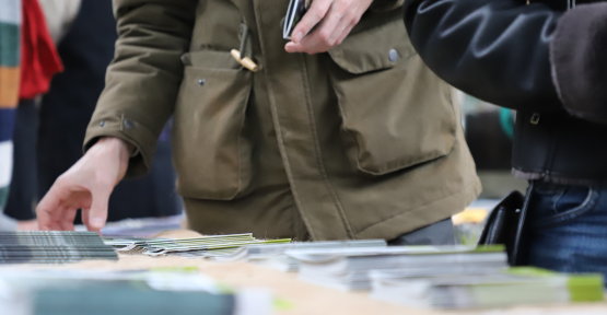 Homme qui prend une brochure sur une table