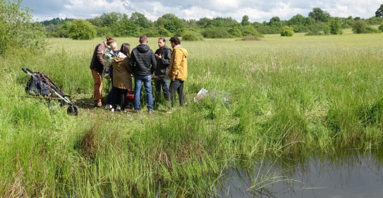 Groupe de visiteurs dans une réserve 
