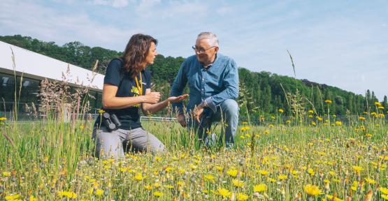 Une professionnelle du Réseau Nature en train d'expertiser le jardin d'une entreprise